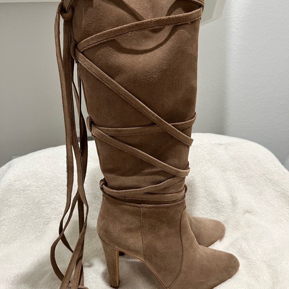 Vince camuto boots. Suede. New. Size 8/5. Stylish drawstring. see all pictures